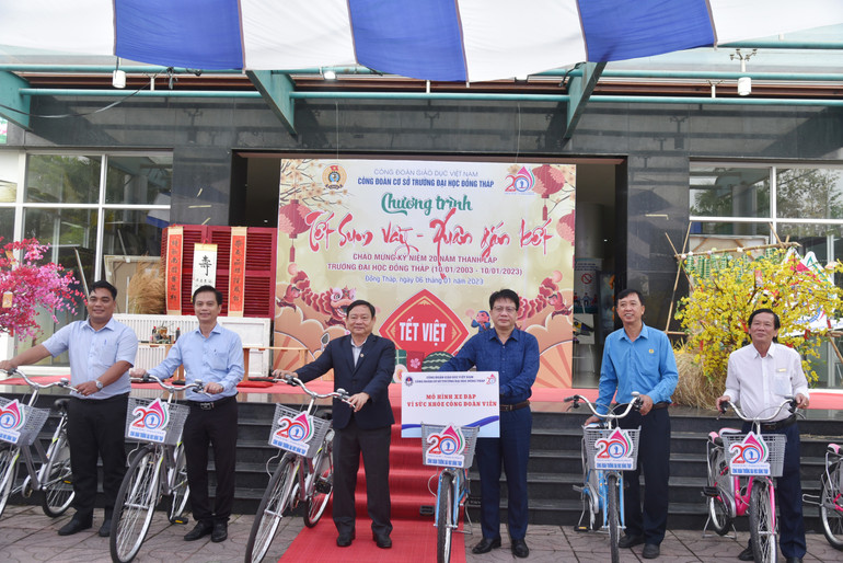 Đồng chí Nguyễn Ngọc Ân, Chủ tịch Công đoàn Giáo dục Việt Nam trao tặng xe đạp cho cán bộ, nhà giáo Trường đại học Đồng Tháp trong Chương trình Vì sức khỏe công đoàn viên. Đồng chí Nguyễn Ngọc Ân, Chủ tịch Công đoàn Giáo dục Việt Nam trao tặng xe đạp cho cán bộ, nhà giáo Trường đại học Đồng Tháp trong Chương trình Vì sức khỏe công đoàn viên.