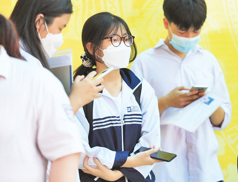 Thí sinh căng thẳng trước giờ vào phòng thi.