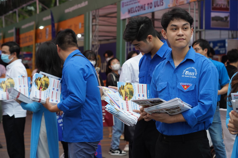 Sinh viên Trường đại học Khoa học tự nhiên (Đại học Quốc gia Hà Nội) quảng bá cho nhà trường tại Ngày hội tư vấn tuyển sinh - hướng nghiệp 2023.