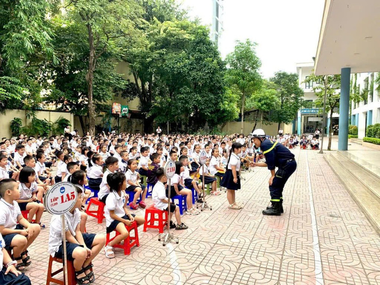 Một buổi giáo dục kỹ năng phòng chống cháy nổ và an toàn trường học tại Trường Tiểu học Lý Thường Kiệt (Hà Nội).