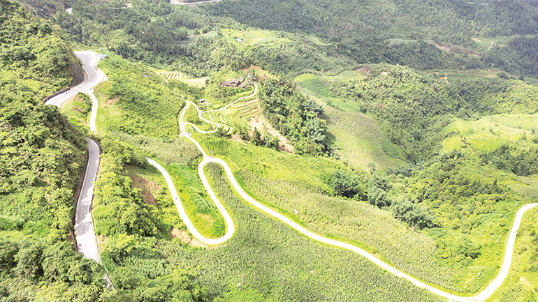 Cung đường đèo uốn lượn, khúc khuỷu.