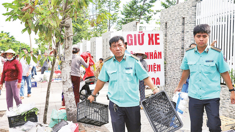 Thu gom vật dụng buôn bán trên vỉa hè.
