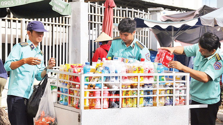 Lực lượng trật tự đô thị thành phố Rạch Giá xử lý trường hợp buôn bán lấn chiếm lòng đường.