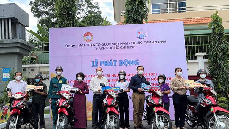 Trung tâm an sinh Thành phố Hồ Chí Minh trao sinh kế tặng người dân có hoàn cảnh khó khăn.