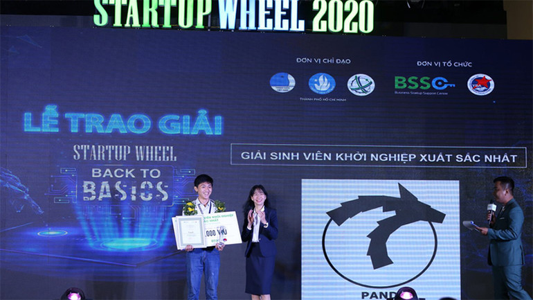 Phạm Mạnh Ðình đại diện Công ty Pando nhận Giải thưởng Sinh viên khởi nghiệp xuất sắc nhất tại Cuộc thi Startup Wheel 2020.