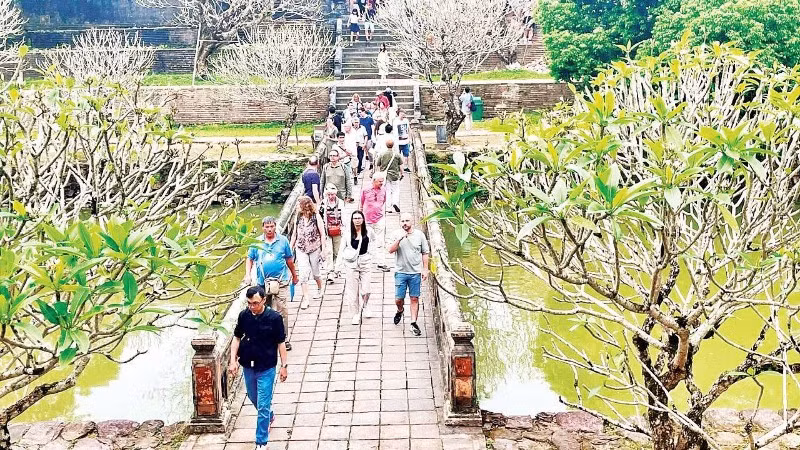 Du khách quốc tế tham quan một điểm di tích tại Huế.
