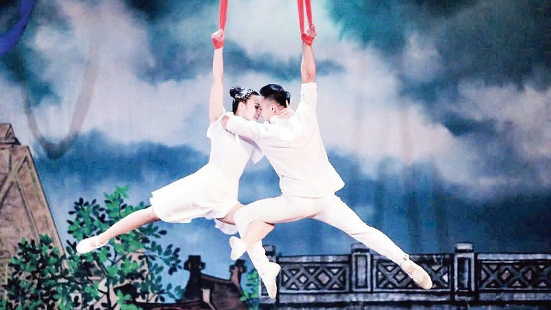 Tiết mục đu dây đôi của nghệ sĩ Thu Hương và Thanh Tuấn. (Ảnh Nhân vật cung cấp)