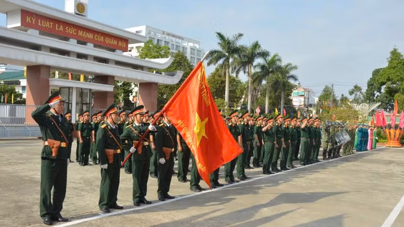 Cán bộ, chiến sĩ lực lượng vũ trang tỉnh Quảng Ngãi vững bước dưới Quân kỳ quyết thắng.