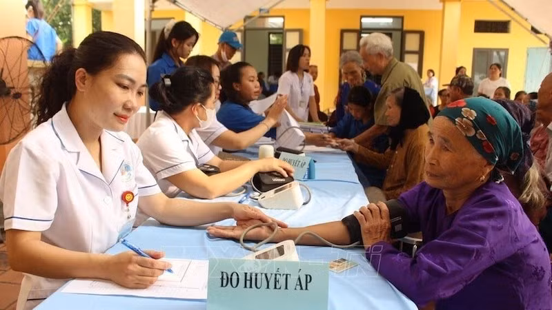 Bác sĩ, nhân viên y tế đang khám sức khỏe cho người cao tuổi xã Đa Phúc (Hà Nội).
