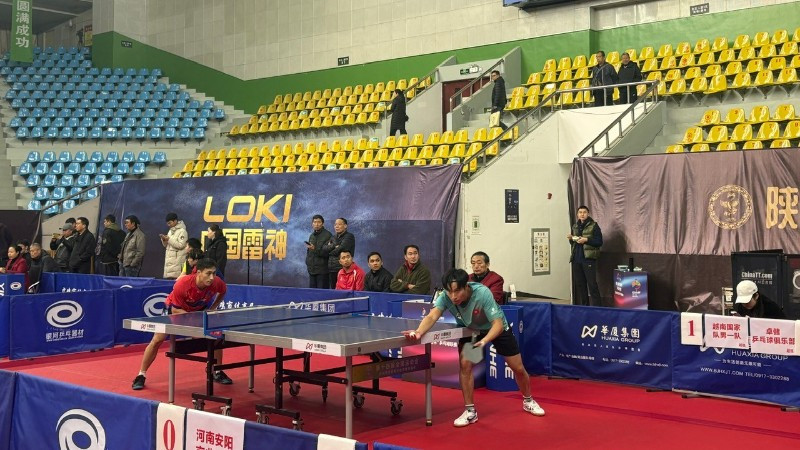 Vận động viên Nguyễn Anh Tú (áo đỏ) trong chuyến tập huấn tại Trung Quốc vừa qua cùng đội tuyển bóng bàn Việt Nam.