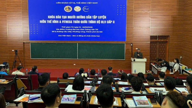 Khóa học được tổ chức theo hai hình thức trực tiếp và trực tuyến, đánh dấu lần đầu tiên tại Hà Nội triển khai đồng thời mô hình đào tạo này.