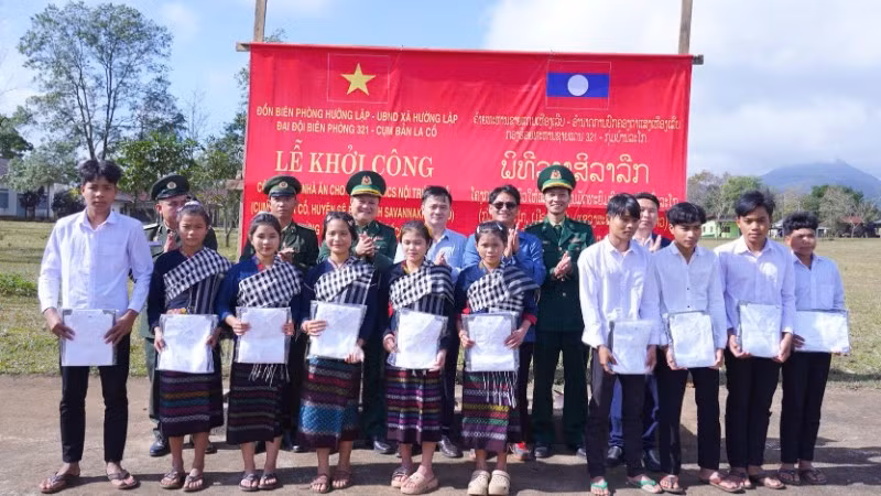 Đồn Biên phòng Hướng Lập tặng quà cho học sinh Trường trung học cơ sở nội trú La Cồ.