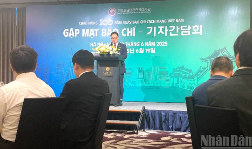 Đại sứ Hàn Quốc tại Việt Nam Choi Youngsam phát biểu tại buổi gặp mặt báo chí. 