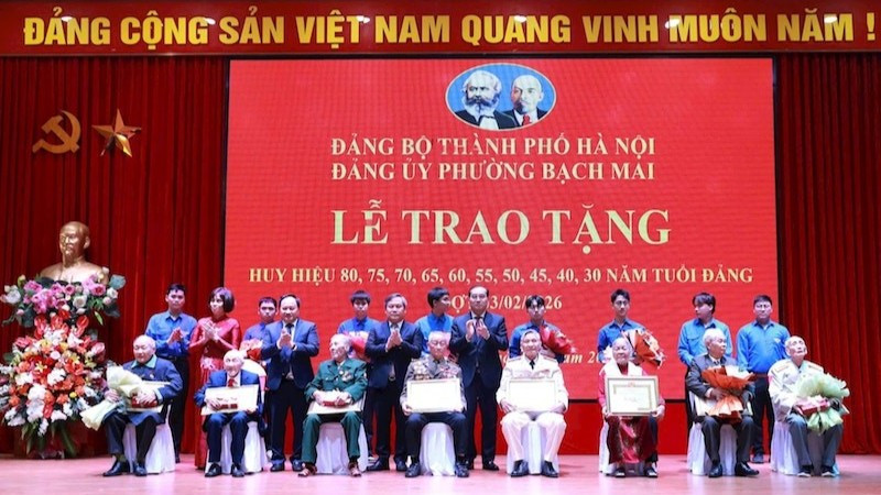 Đồng chí Chủ tịch Ủy ban nhân dân thành phố Hà Nội Vũ Đại Thắng và các đồng chí lãnh đạo phường Bạch Mai trao huy hiệu 80 năm, 75 năm, 70 năm tuổi Đảng tặng các đảng viên. (Ảnh: Đình Hiệp)