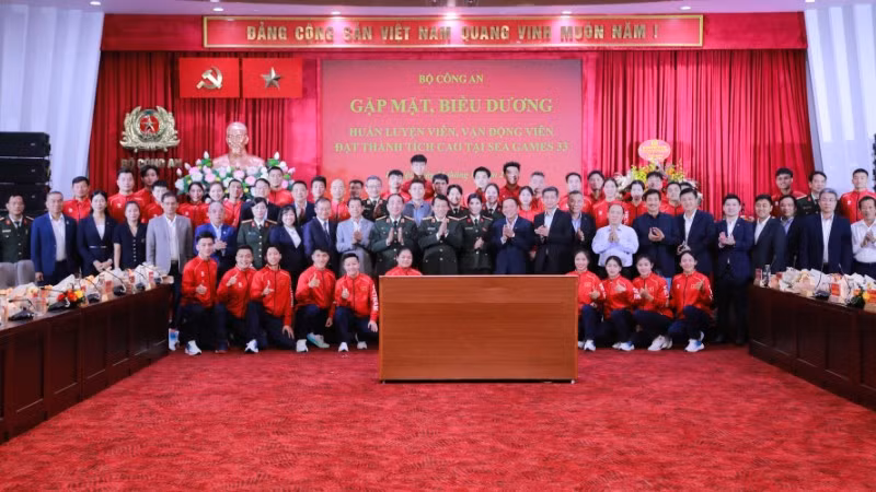 Các đồng chí lãnh đạo Bộ Công an và lãnh đạo Bộ Văn hóa, Thể thao và Du lịch chụp ảnh lưu niệm với các huấn luyện viên, vận động viên của Thể thao Công an nhân dân.