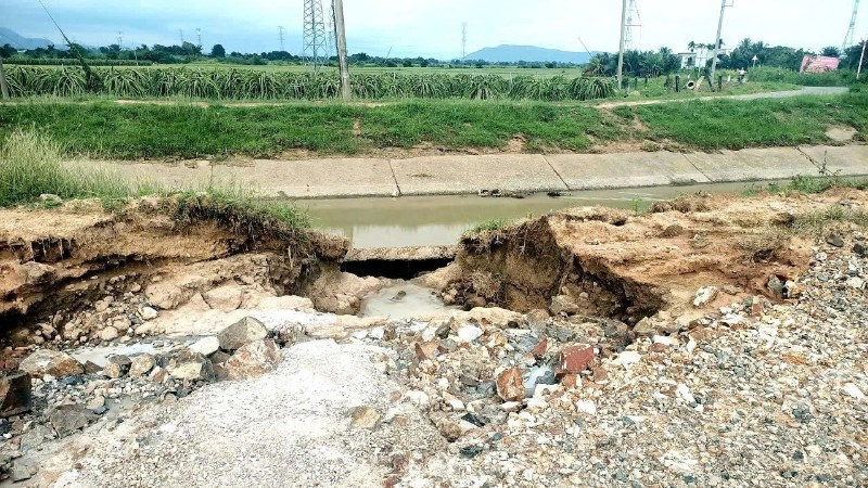 Sau cơn bão số 13, hệ thống kênh Sông Quao sạt lở khoảng 5m mương đi qua xã Hàm Thuận.