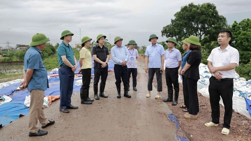 Đồng chí Nguyễn Văn Phong, Phó Bí thư Thành ủy Hà Nội cùng các đồng chí lãnh đạo xã Đa Phúc kiểm tra an toàn các tuyến đê sông Cầu, sông Cà Lồ trên địa bàn Đa Phúc.