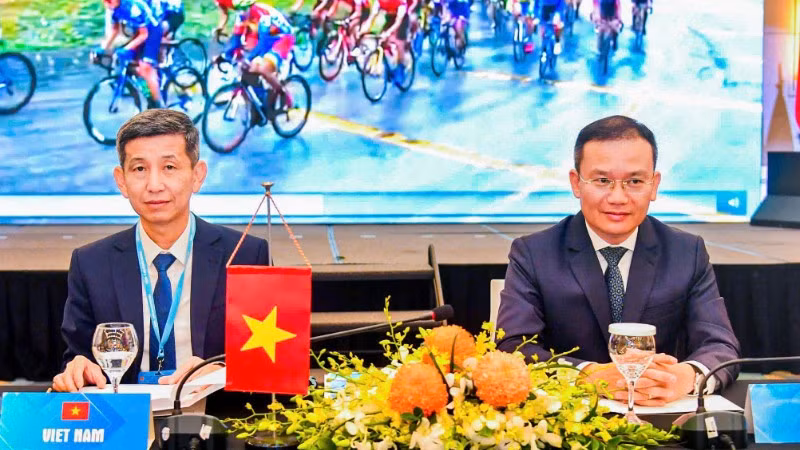 Cục trưởng Cục Thể dục thể thao Nguyễn Danh Hoàng Việt (bên trái) và Phó Cục trưởng Nguyễn Hồng Minh tại hội nghị.