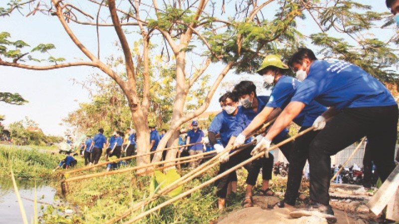 Thanh niên Thành phố Hồ Chí Minh trong một hoạt động tình nguyện. (Ảnh: THẾ ANH) 