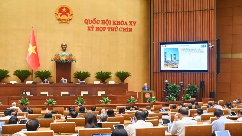 Phó Thủ tướng Thường trực Chính phủ Nguyễn Hòa Bình giới thiệu về vai trò và ý nghĩa của Trung tâm tài chính quốc tế tại phiên họp của Quốc hội, sáng 11/6/2025. (Ảnh: DUY LINH)