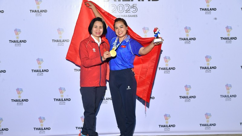 Trưởng đoàn thể thao Người khuyết tật Việt Nam Lê Thị Hoàng Yến và vận động viên giành Huy chương Vàng môn ném đĩa Nguyễn Thị Hải.