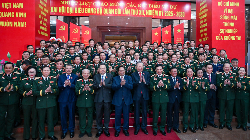 Tổng Bí thư Tô Lâm, Thủ tướng Phạm Minh Chính, Chủ tịch Quốc hội Trần Thanh Mẫn, Thường trực Ban Bí thư Trần Cẩm Tú cùng các đồng chí lãnh đạo Đảng, Nhà nước với các đại biểu dự Đại hội. 