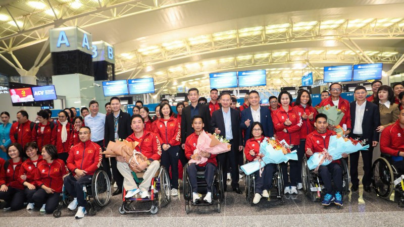 Lãnh đạo Cục Thể dục thể thao Việt Nam chụp ảnh lưu niệm với đoàn.