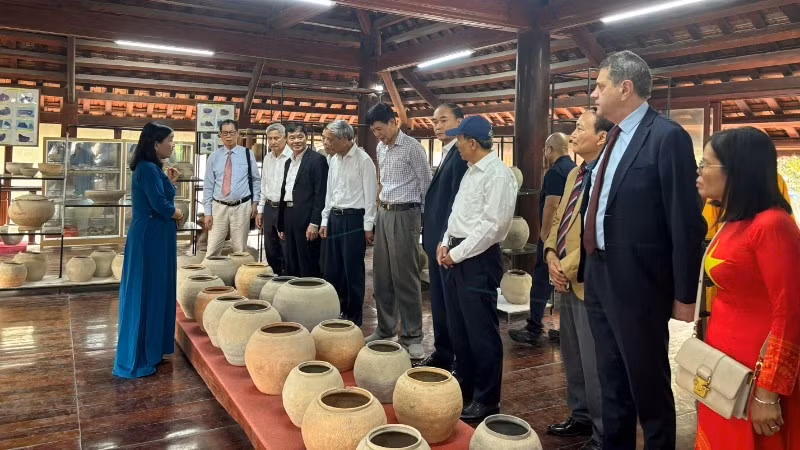 Ngài Pavlin Todorov - Đại sứ Bulgaria cùng các chuyên gia, nhà nghiên cứu văn hóa của Việt Nam đang lắng nghe Bà Nguyễn Thanh Hiền, Giám đốc Bảo tàng gốm Tam Thọ giới thiệu về các hiện vật trưng bày tại bảo tàng. 