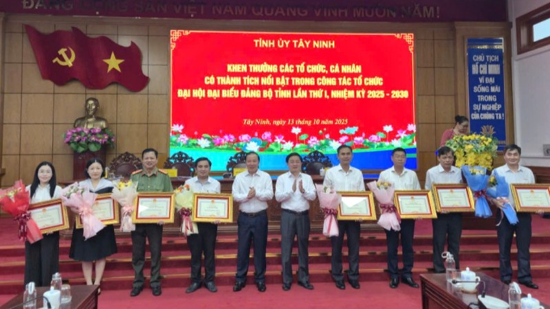 Lãnh đạo tỉnh khen thưởng các tập thể và cá nhân có thành tích nổi bật trong công tác tổ chức Đại hội đại biểu Đảng bộ tỉnh khóa I, nhiệm kỳ 2025-2030
