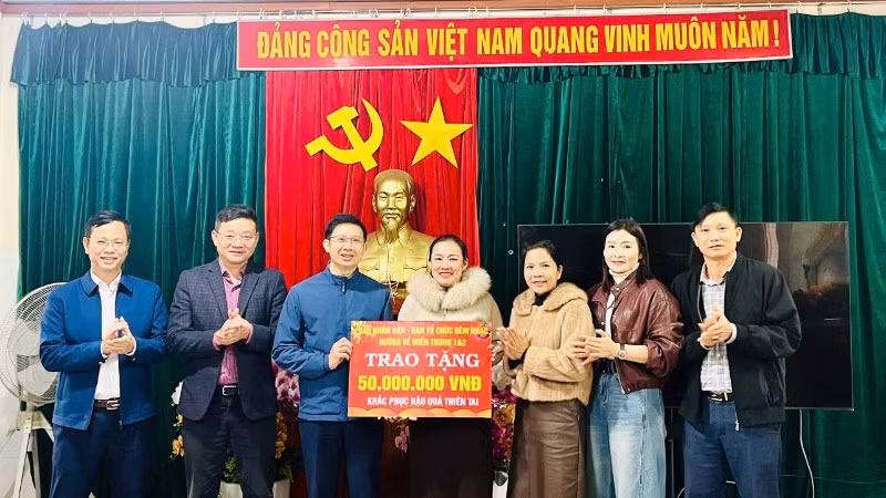 Đại diện Văn phòng Báo Nhân Dân tại Hà Tĩnh và Ban vận động Quỹ cứu trợ Hà Tĩnh trao biểu trưng hỗ trợ cho Trường mầm non Xuân Liên (Cổ Đạm, Hà Tĩnh).