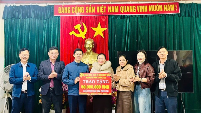 Đại diện Văn phòng Báo Nhân Dân tại Hà Tĩnh và Ban vận động Quỹ cứu trợ Hà Tĩnh trao biểu trưng hỗ trợ cho Trường mầm non Xuân Liên (Cổ Đạm, Hà Tĩnh).