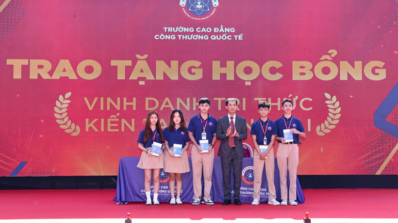 Trao tặng học bổng dành cho sinh viên Trường cao đẳng Công thương quốc tế.