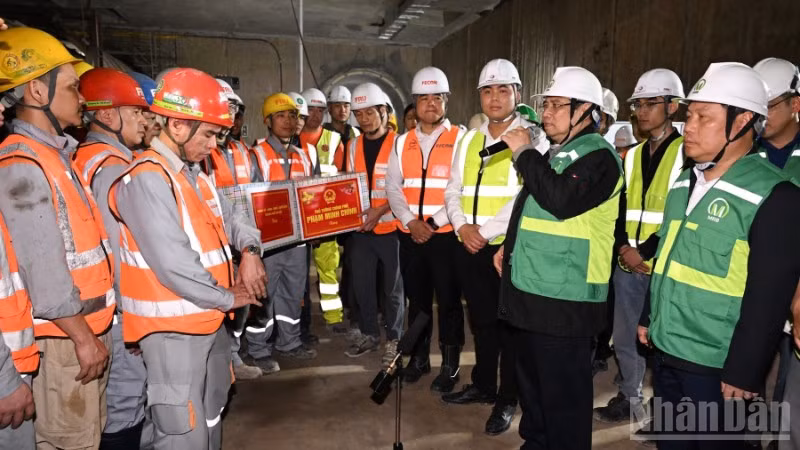 Thủ tướng Chính phủ Phạm Minh Chính tặng quà, động viên, chúc Tết các đơn vị đang thi công tại Dự án tuyến đường sắt đô thị thí điểm đoạn Nhổn-Ga Hà Nội. (Ảnh: Trần Hải)