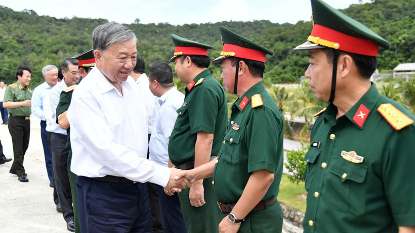 Tổng Bí thư Tô Lâm với cán bộ, chiến sĩ làm nhiệm vụ tại đặc khu Thổ Châu, tỉnh An Giang. (Ảnh TTXVN)