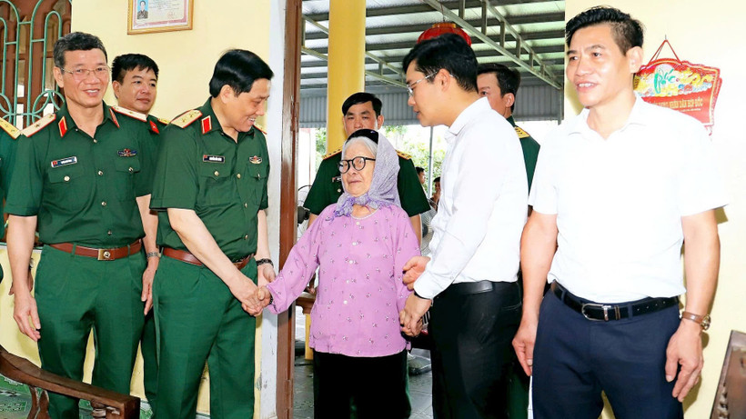 Lãnh đạo Bộ Tư lệnh Quân khu 3 thăm, tặng quà đối tượng chính sách tại phường Đồ Sơn, thành phố Hải Phòng. (Ảnh: ĐỨC VIỆT)