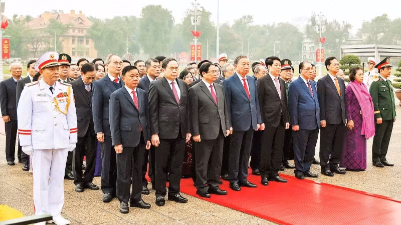 Các đồng chí lãnh đạo, nguyên lãnh đạo Đảng, Nhà nước vào Lăng viếng Chủ tịch Hồ Chí Minh. (Ảnh: THẾ ĐẠI)