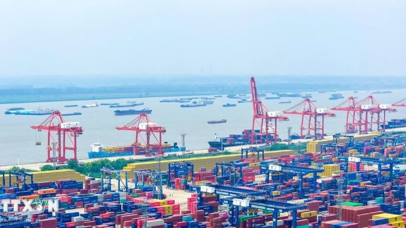 Quang cảnh cảng hàng hóa ở tỉnh Giang Tô, Trung Quốc. (Ảnh: THX/TTXVN)