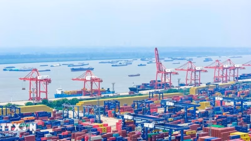 Quang cảnh cảng hàng hóa ở tỉnh Giang Tô, Trung Quốc. (Ảnh: THX/TTXVN)