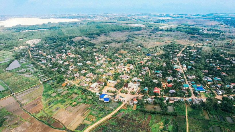 Xã Vĩnh Hoàng có vị trí chiến lược quan trọng nằm về phía đông bắc của huyện Vĩnh Linh cũ, vừa có biển vừa có rừng.