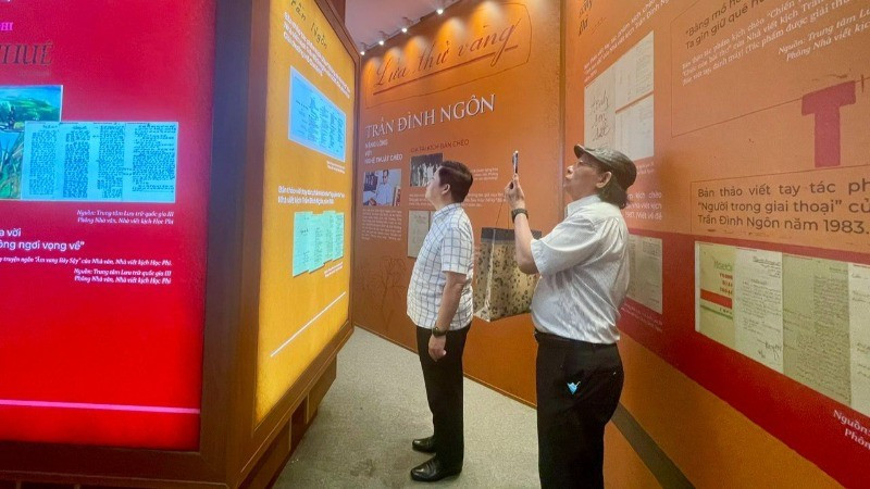 Một góc không gian trưng bày Triển lãm tài liệu xuất xứ cá nhân tại Trung tâm Lưu trữ quốc gia III.