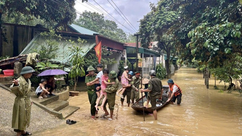 Các lực lượng chức năng tỉnh Thanh Hóa đưa người dân đến nơi an toàn.
