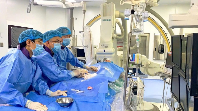 Ê-kíp đang thực hiện ca can thiệp.