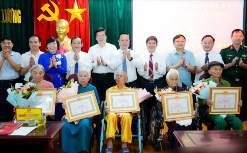 Bí thư Tỉnh ủy Nghệ An Nguyễn Đức Trung và các đại biểu chụp ảnh lưu niệm cùng 5 đảng viên lão thành cách mạng được trao Huy hiệu Đảng. (Ảnh: BP)