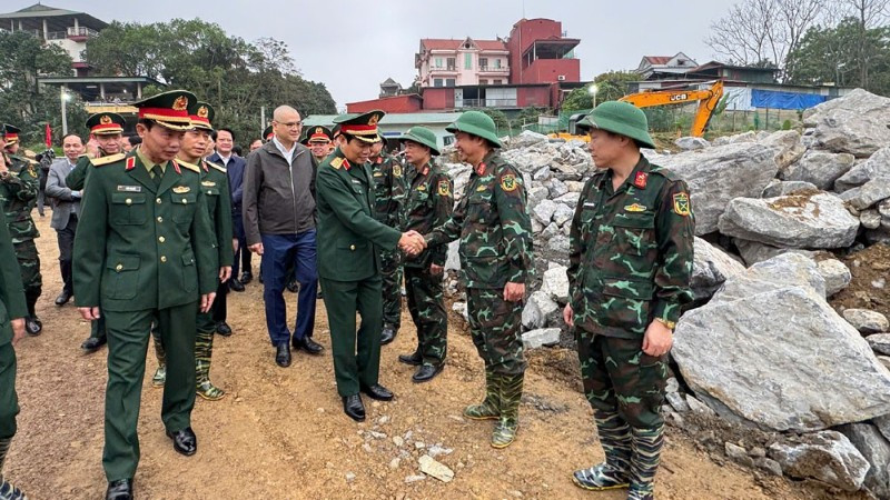 Đại tướng Nguyễn Tân Cương thăm hỏi, động viên lực lượng tham gia lắp đặt cầu phao bắc qua sông Lô.