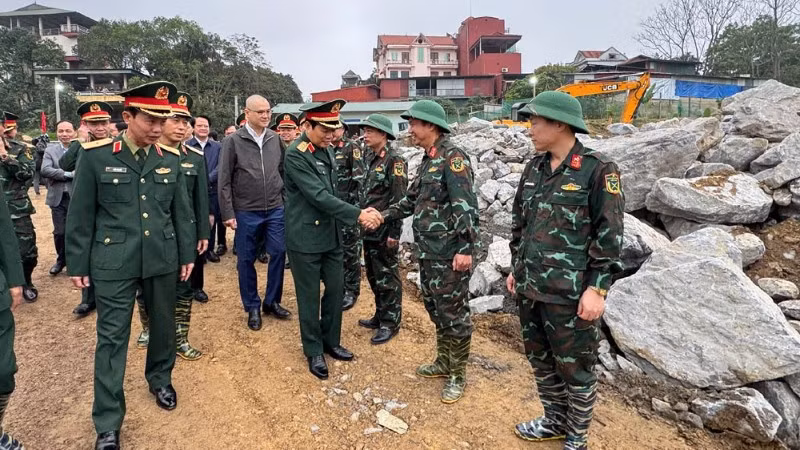 Đại tướng Nguyễn Tân Cương thăm hỏi, động viên lực lượng tham gia lắp đặt cầu phao bắc qua sông Lô.