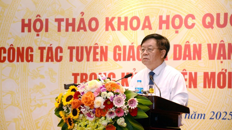 Đồng chí Nguyễn Trọng Nghĩa phát biểu kết luận hội thảo. 