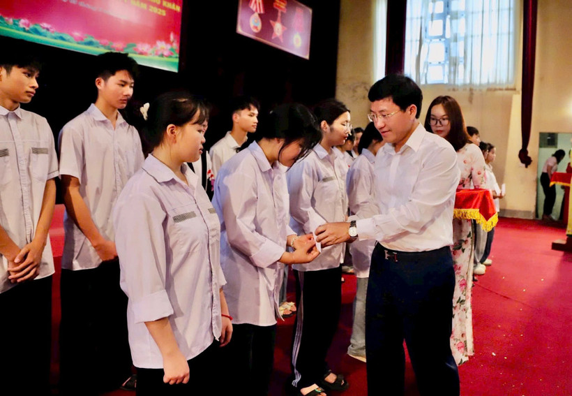 Đại diện Ủy ban Mặt trận Tổ quốc tỉnh Điện Biên trao kinh phí hỗ trợ học sinh có hoàn cảnh khó khăn trước kỳ thi tốt nghiệp trung học phổ thông năm 2025.