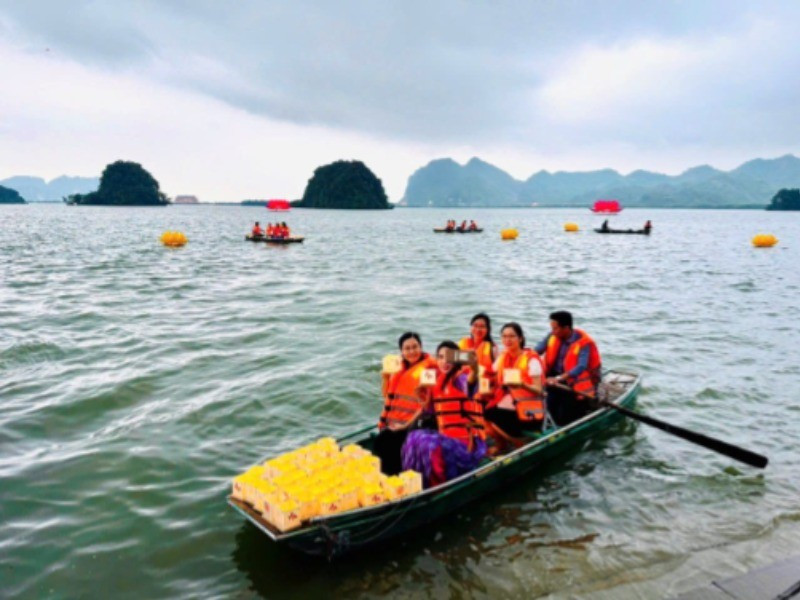 Du khách thả đèn hoa đăng trên hồ Lục Nhạc, Khu du lịch Tam Chúc, Hà Nam.