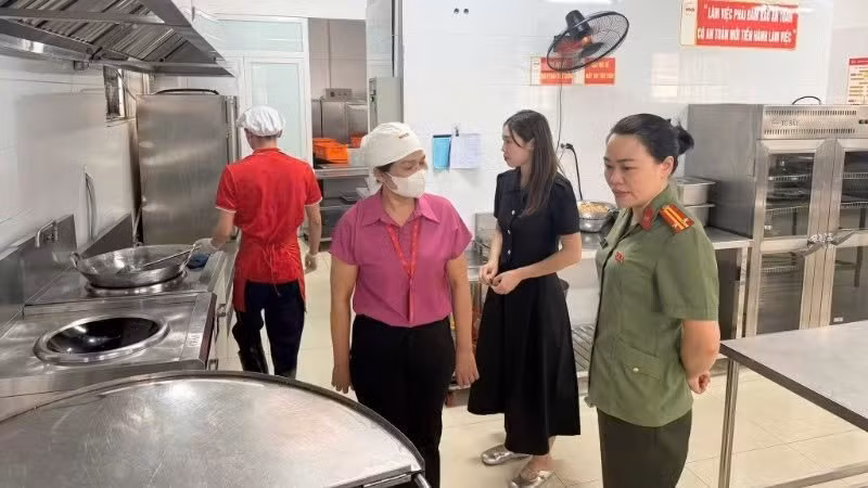 Công an phường Ô Chợ Dừa (Hà Nội) tổng rà soát, kiểm tra vệ sinh an toàn thực phẩm tại các bếp ăn của các trường học trên địa bàn. (Ảnh minh họa: Công an phường Ô Chợ Dừa)