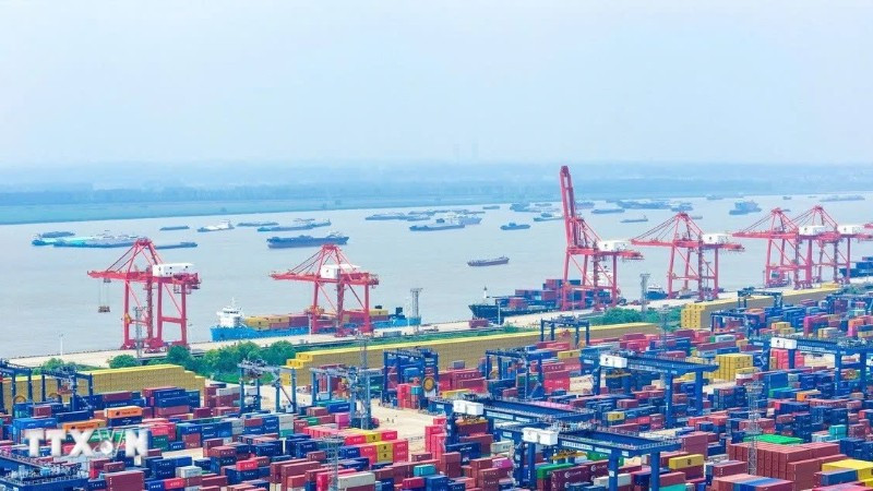 Quang cảnh cảng hàng hóa ở tỉnh Giang Tô, Trung Quốc. (Ảnh: THX/TTXVN)